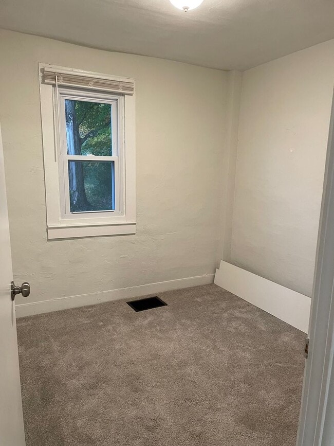 Building Photo - 3 Bedroom, 1 Bath Farmhouse Jamesville-DeWitt School