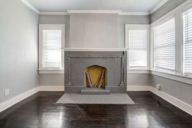 Building Photo - Charming 2-Bed, 1-Bath Upstairs Duplex Near the Paseo District * * * $350 MOVE-IN SPECIAL * * *