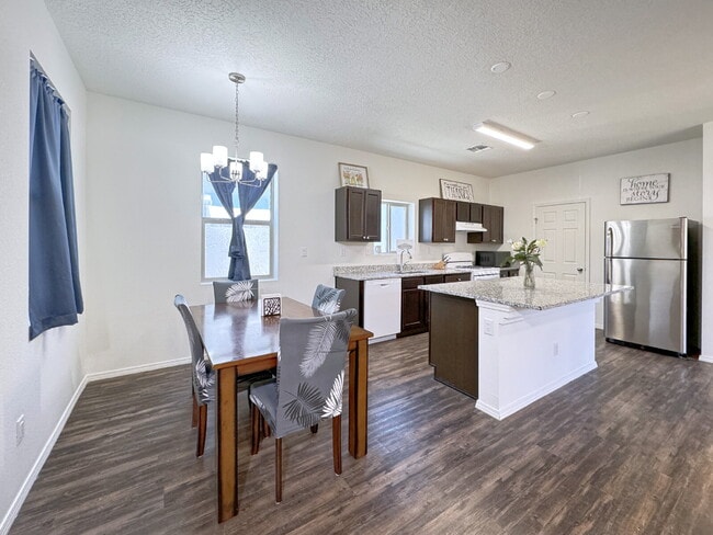 Building Photo - Almost new home in Mountain Hawk area of Northern Rio Rancho.