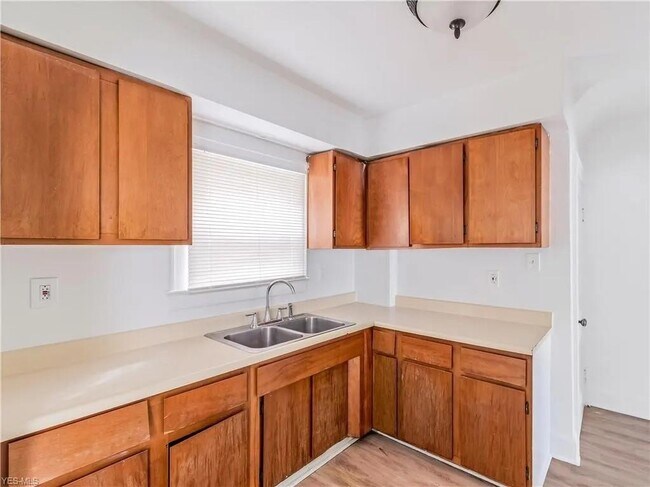 Building Photo - 47 E Mapledale Ave