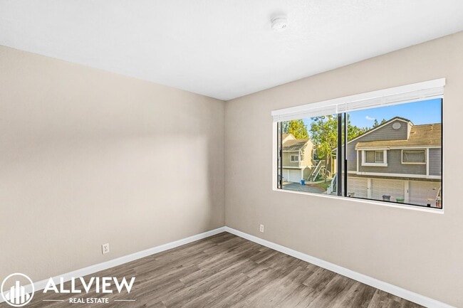 Building Photo - 2 Bedroom, 2 Bathroom Updated Townhome in ...