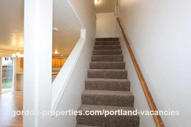 Building Photo - SE 73rd Ave - 3 bedroom townhouse in Mt Scott-Arleta neighborhood