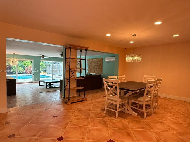 Building Photo - 1728 NE 39th St