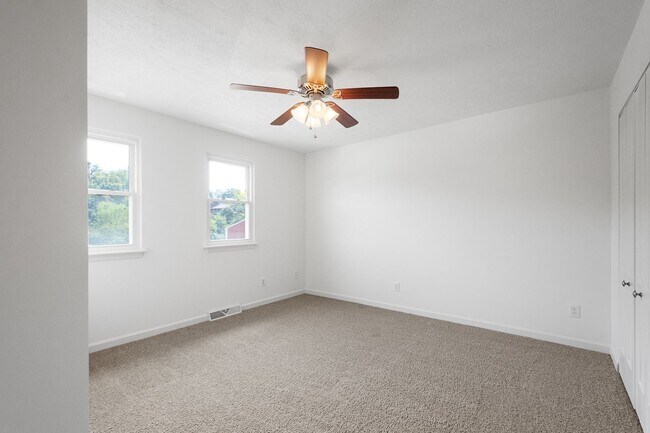Building Photo - 325 Clavale St