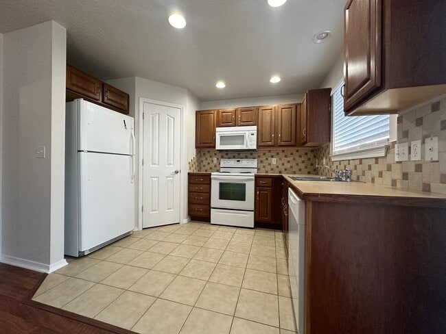 Building Photo - 3bed, 2bath 1,160sq.ft. 2car garage home i...