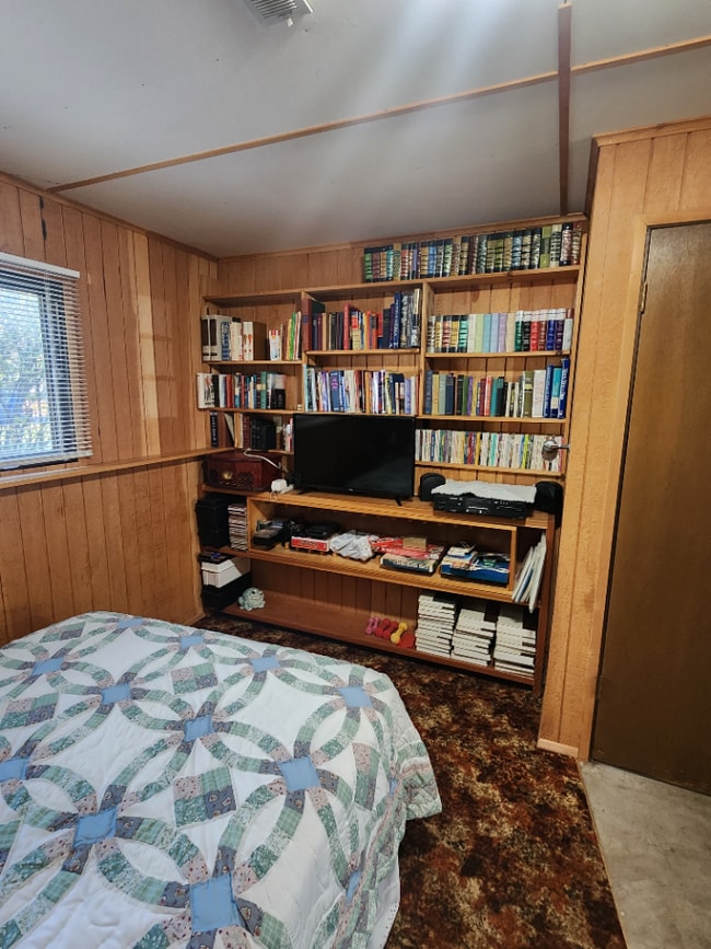 Building Photo - Furnished 3BR, 1.5BTH Centrally Located in...