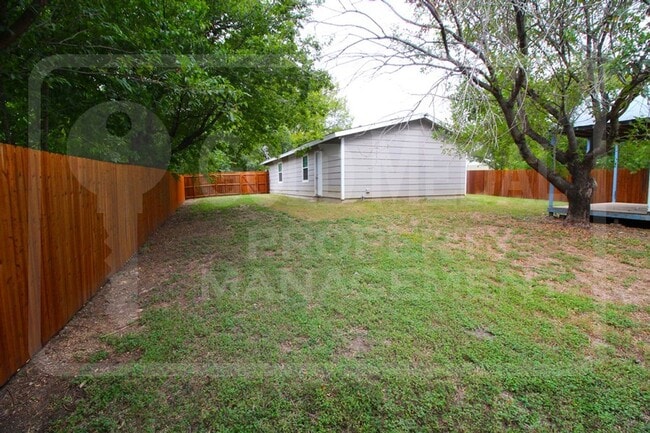 Building Photo - 205 E Vardeman Ave