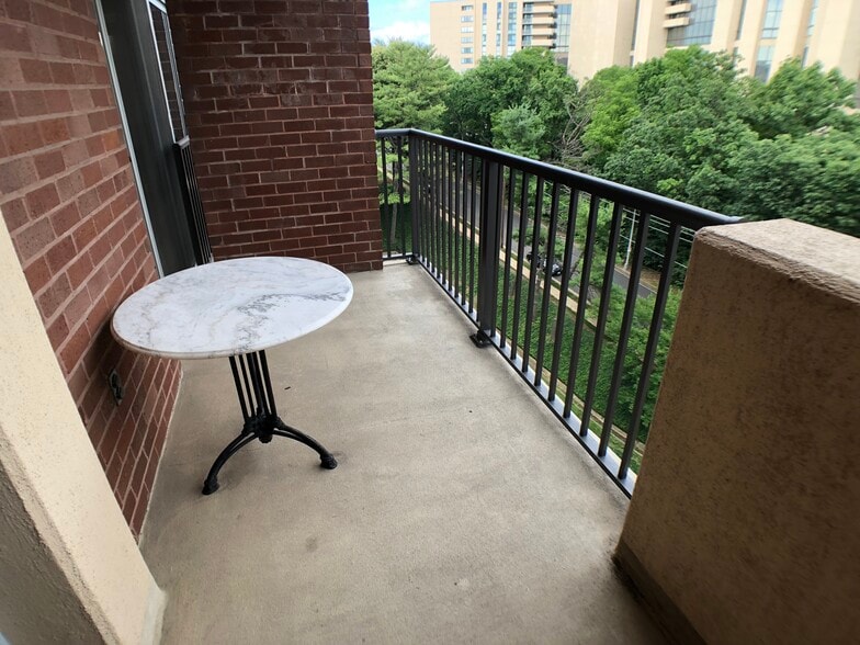 Building Photo - 1300 Army Navy Dr