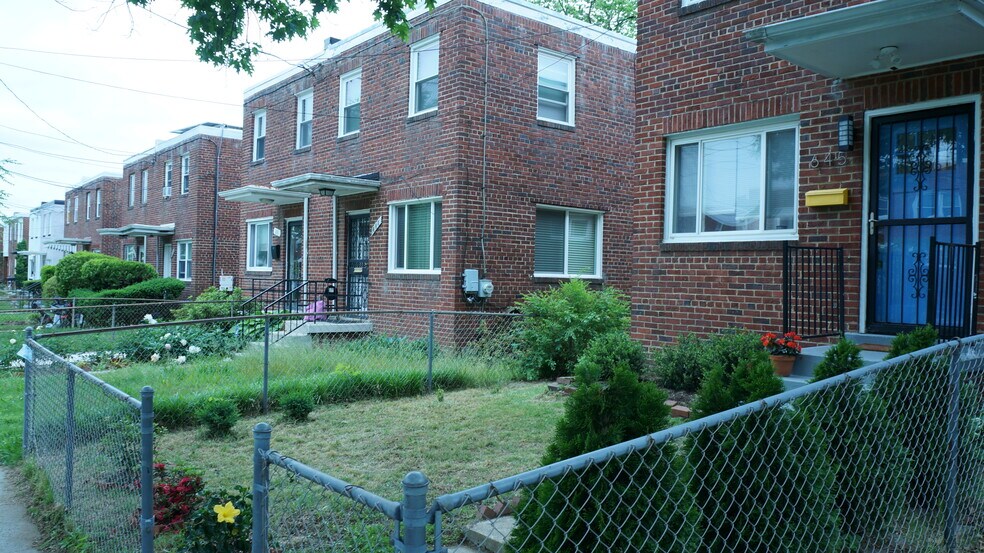 Front yard - 645 Oglethorpe St NE