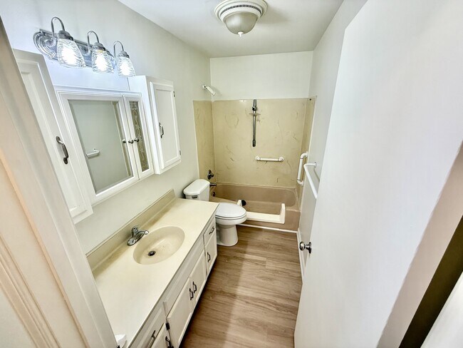 Building Photo - 1602 Glenside Dr