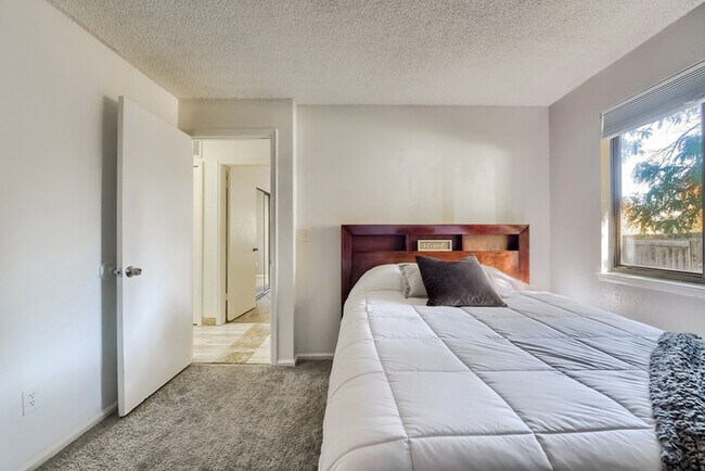 Building Photo - Charming 3 beds 2 baths in Centennial! Own...