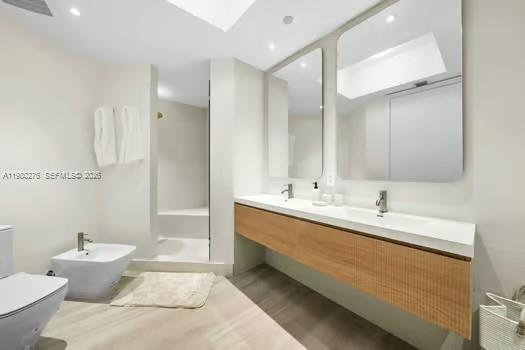 Building Photo - 100 South Pointe Dr