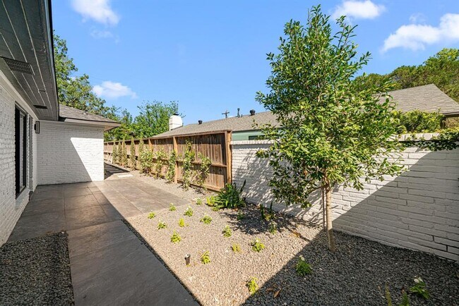 Building Photo - 2506 Briarbrook Dr