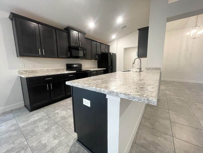 Building Photo - Amazing 3 Bed/2Bath/3 Car Garage Home in Hudson!
