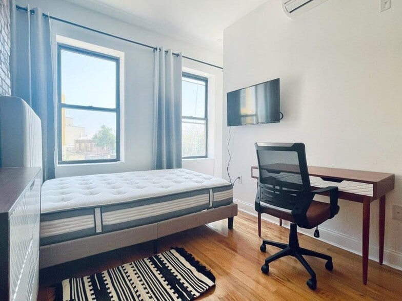 Building Photo - Furnished room/NOT APARTMENT
