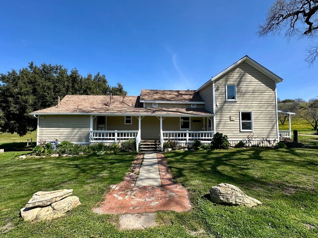 Building Photo - Charming Historic Farmhouse 2 Bedroom 3 Ba...