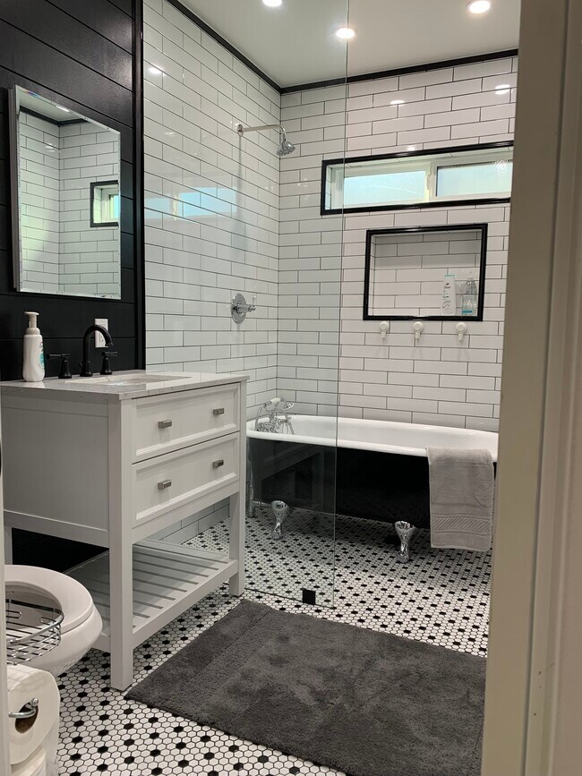 Building Photo - 3956 Olmsted Ave