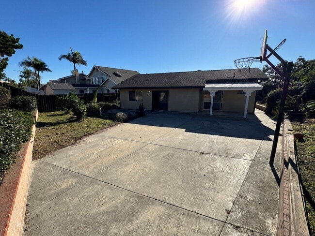 Building Photo - Spacious Central Ventura Home