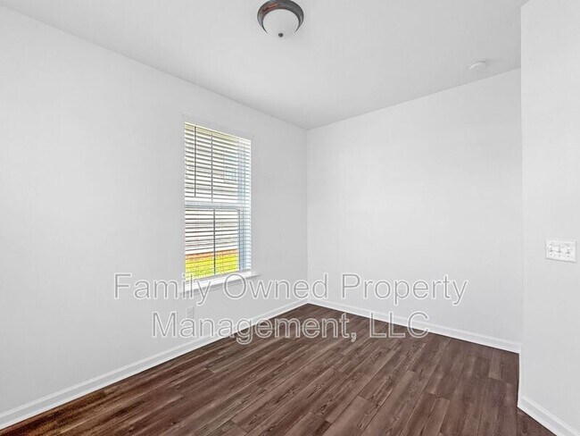Building Photo - 162 Yorkshire Dr