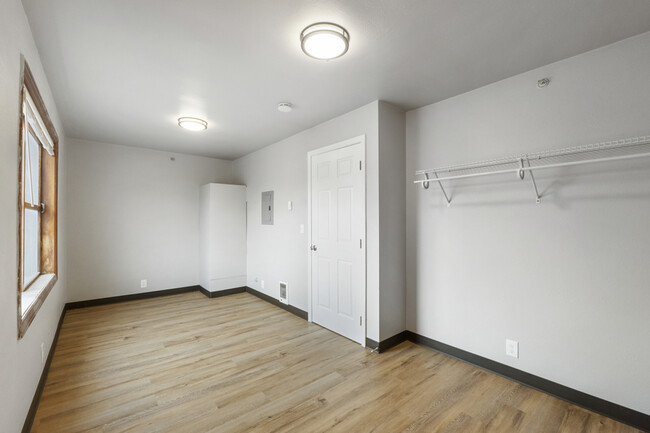 Building Photo - 403 1/2 Garfield St S-17