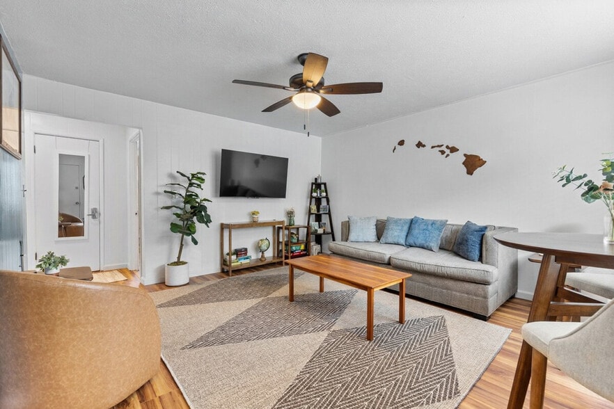 Building Photo - 485 Waianuenue Ave