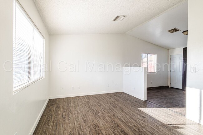 Building Photo - 2 Bedroom/1 Bath Home - $1450 Per Month
