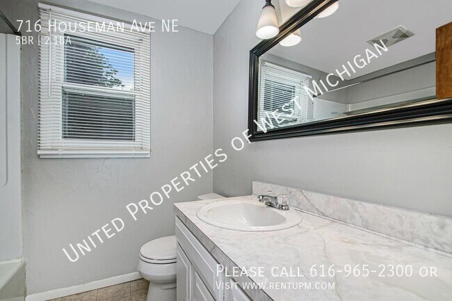 Building Photo - 716 Houseman Ave NE