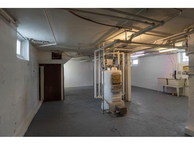 Building Photo - 890 Arkwright St N