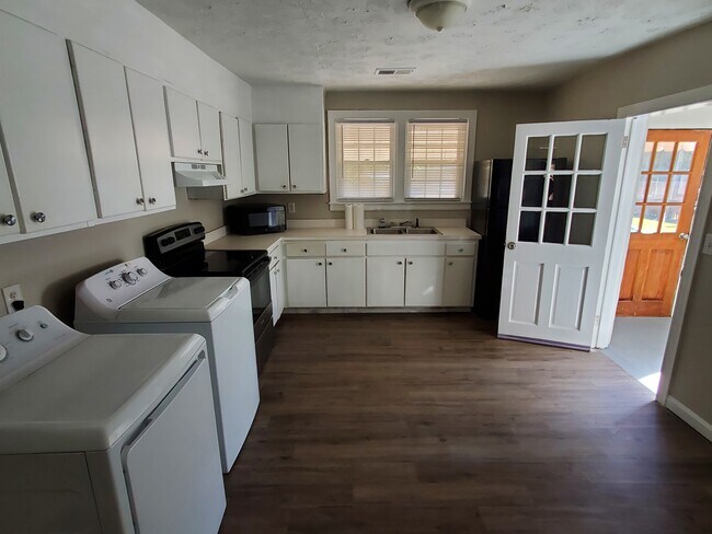 Building Photo - 1713 Darwin Rd SE