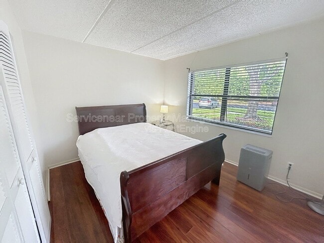 Building Photo - 217 Woodlake Wynde