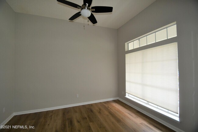 Building Photo - 925 Lotus Ln S