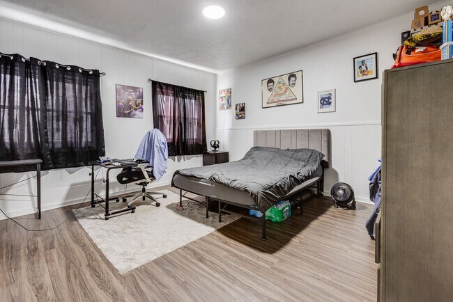 Building Photo - AVAILABLE MAY 2026 - Spacious 3 Bedroom Home w/ Non-Traditional Layout!