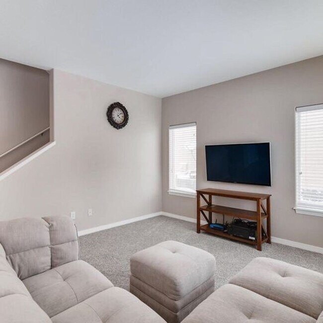Building Photo - Wonderful Newer Home