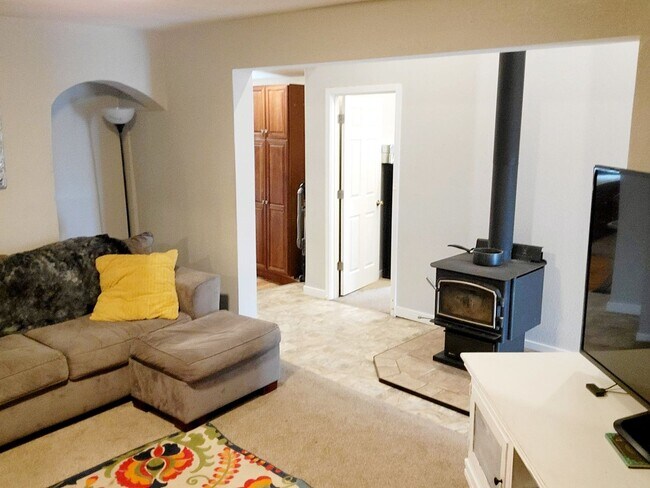 Building Photo - Pre-Lease Avail. 06/01 - Open & Bright, Updated Flooring, W/D Available