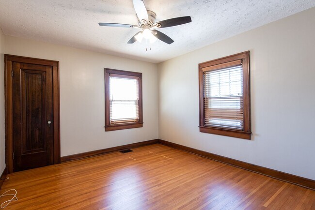 Building Photo - Charming Home in Deer Park Neighborhood