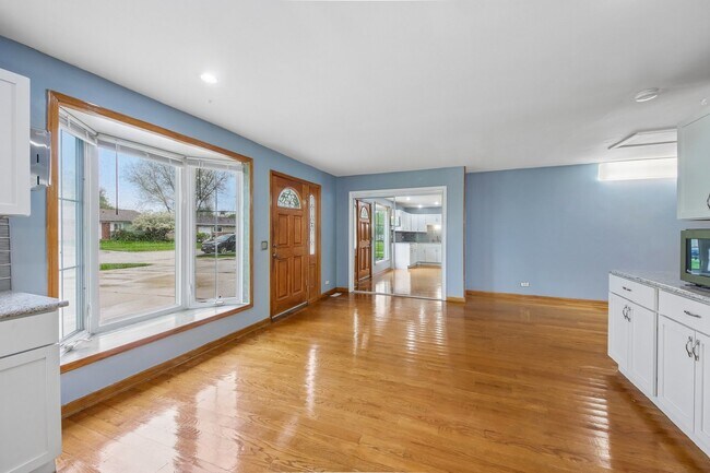Building Photo - 670 Lakeview Ln