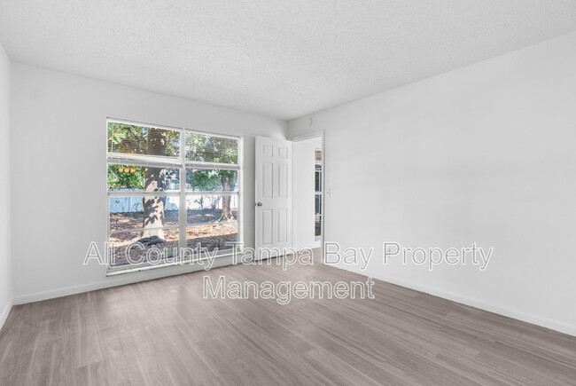Building Photo - 905 N Newport Ave