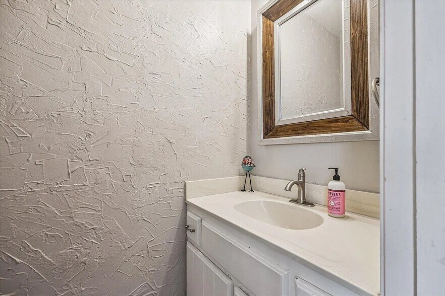 Building Photo - 8021 Brooxie Cove