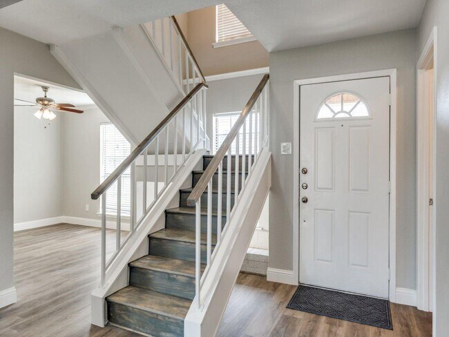 Building Photo - 2623 Summertree Dr