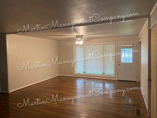 Building Photo - 233 Rainbow Dr