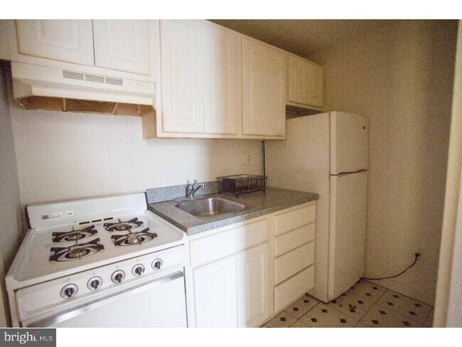 Building Photo - 407 S 11th St