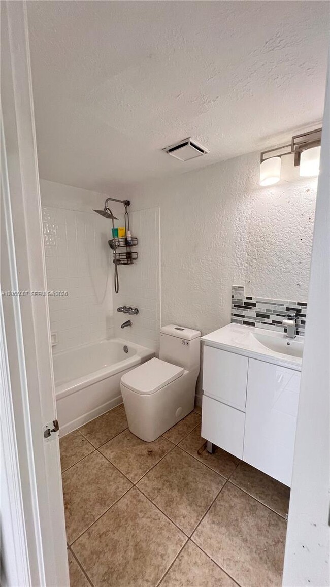 Building Photo - 984 W 40th St