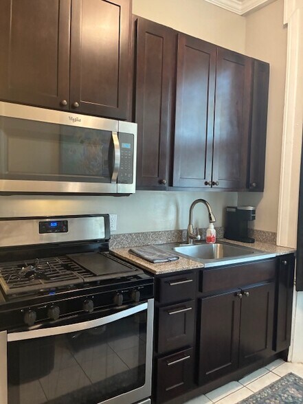 Building Photo - 605 SE Riverside Dr