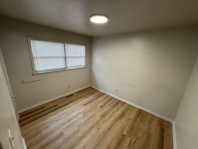 Building Photo - $995 - 3 bed 1 bath - Single Family Home
