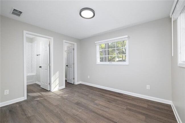 Building Photo - 896 Oakland Dr SW