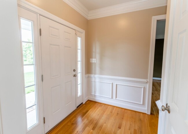 Building Photo - Huge house with vaulted ceilings and fenced in rear yard