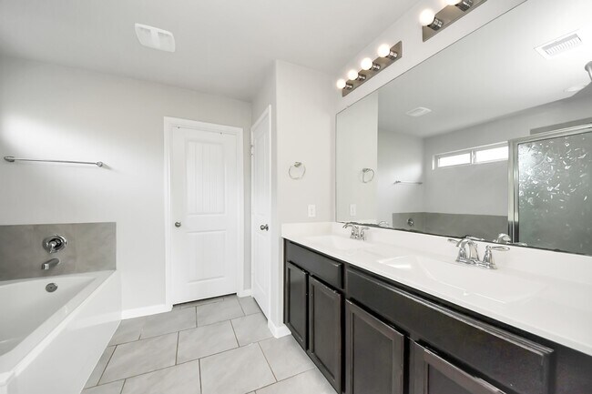 Building Photo - 18319 Pin Oak Lake Dr