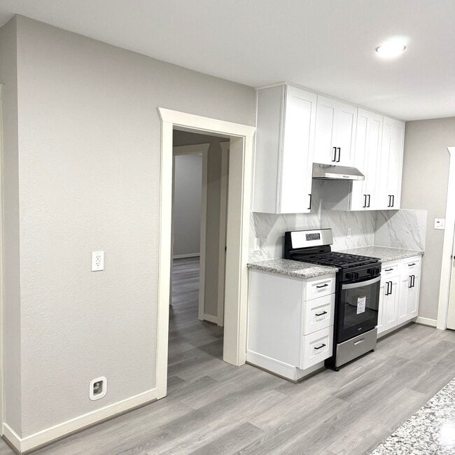 Building Photo - 4510 Kingsbury St