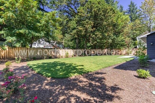 Building Photo - Exceptional Remodel Near Waluga Park
