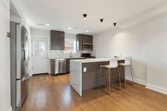 Building Photo - Recently Updated, 2 bed 2 1/2 Bath with Fenced Front and Back Yard!